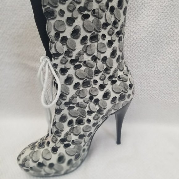 All leather dalmation short heeled boot. - Picture 5 of 6
